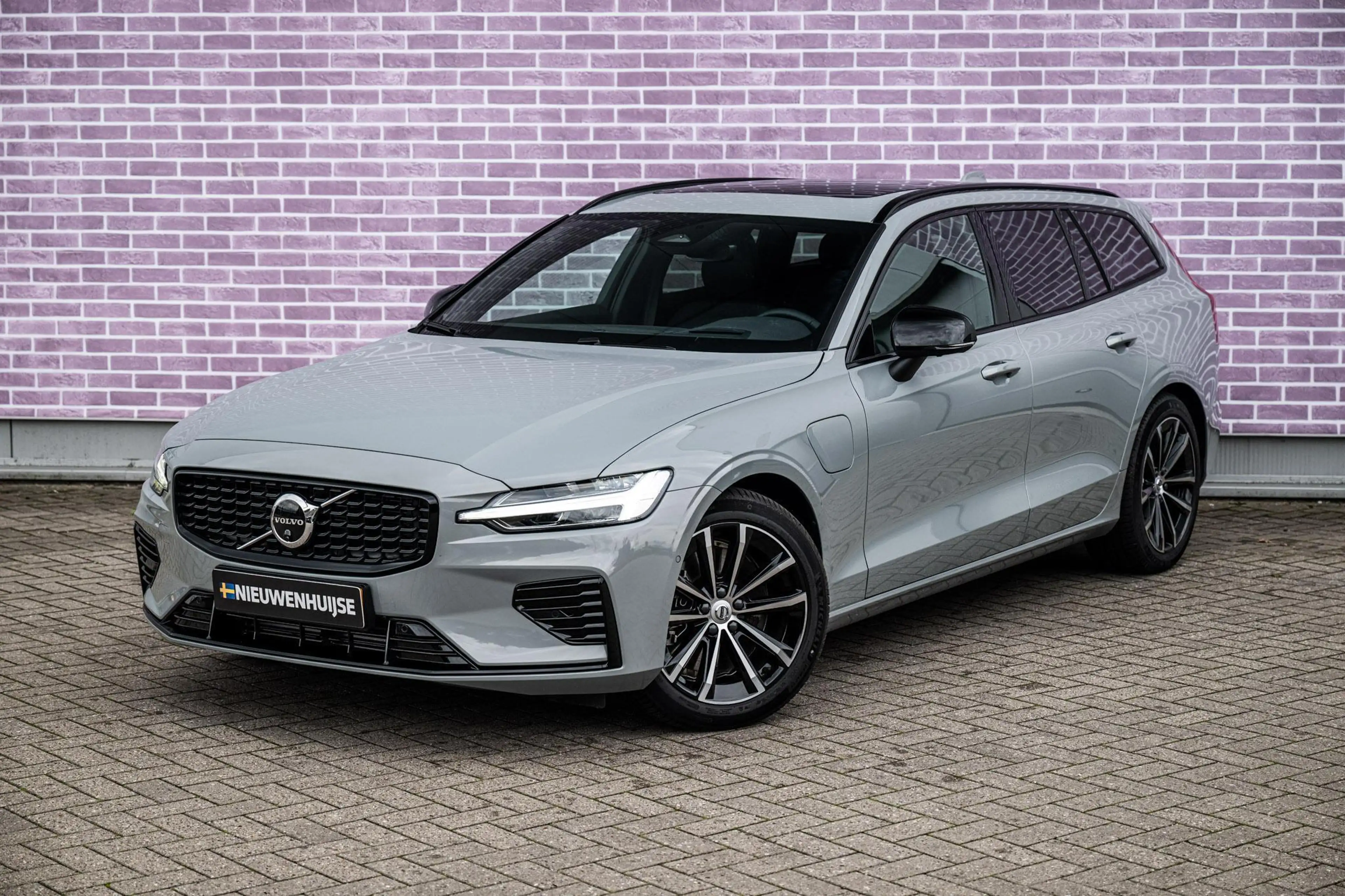 Volvo V60 2.0 T8 Plug-in Hybrid AWD Plus Dark | SOH:100% | P — photo 9