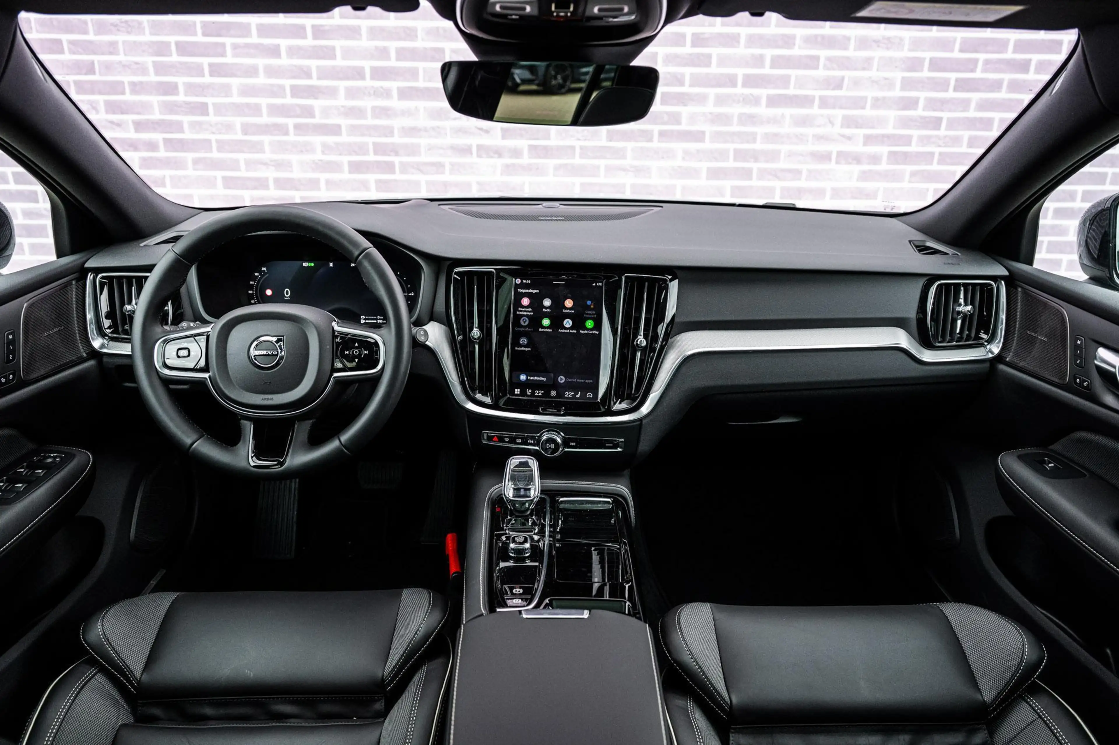 Volvo V60 2.0 T8 Plug-in Hybrid AWD Plus Dark | SOH:100% | P — photo 4