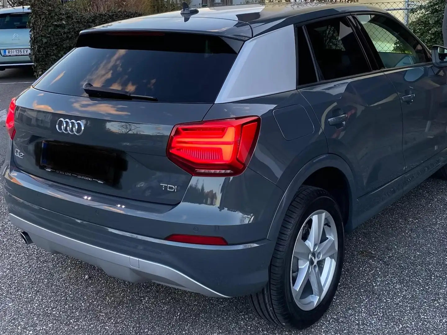 Audi Q2 Q2 1,6 TDI Sport Sport Grau - 2