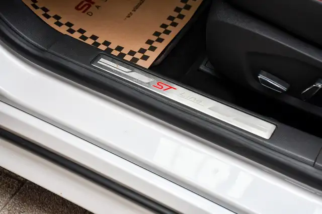 Ford Mondeo view 10