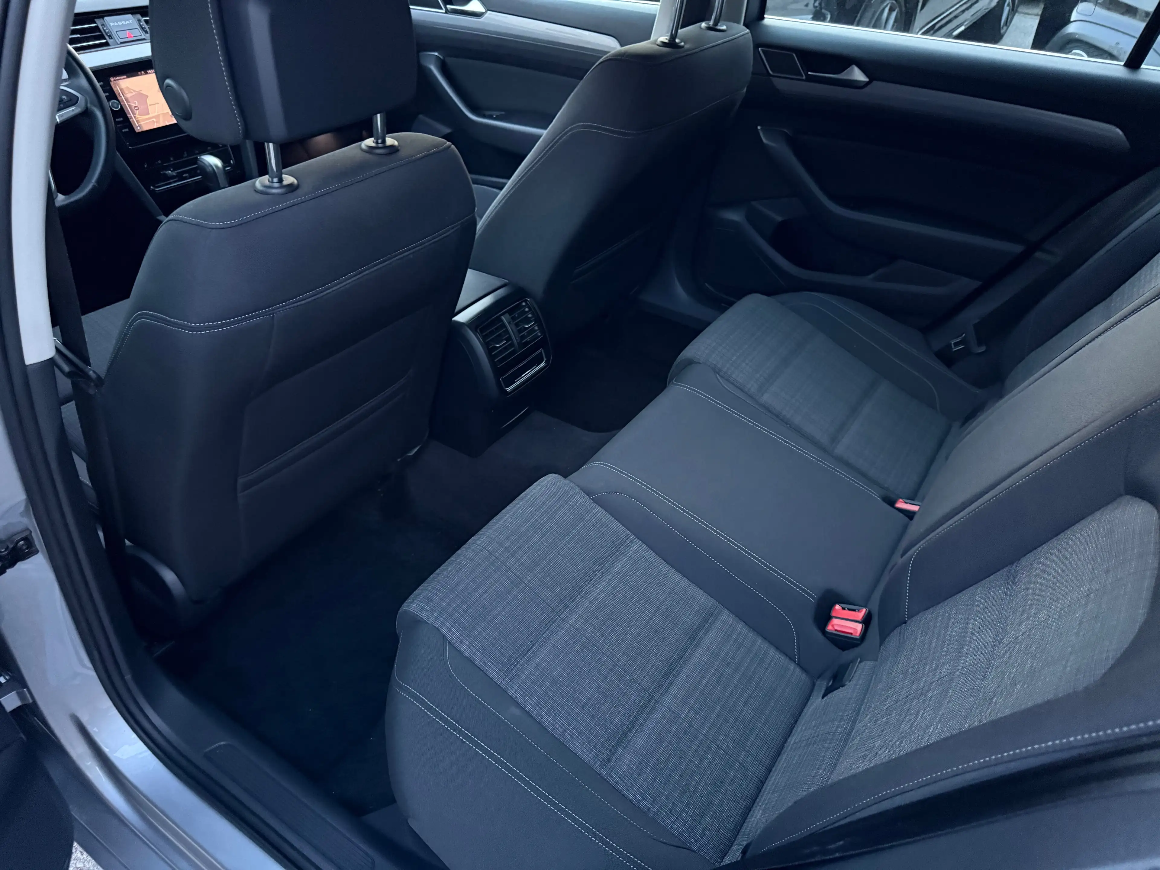 Volkswagen Passat Variant Business 2,0 SCR TDI DSG — photo 11