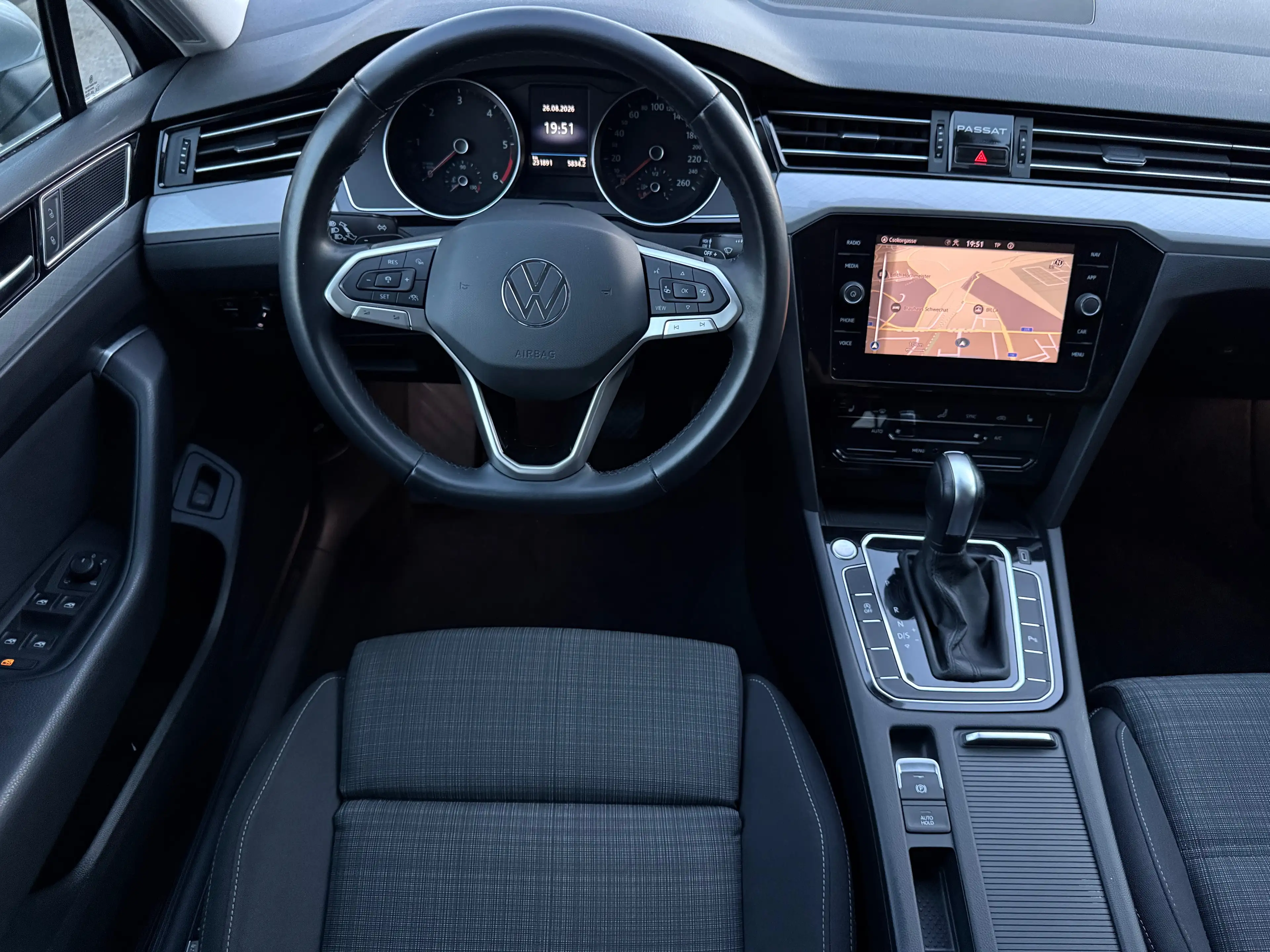 Volkswagen Passat Variant Business 2,0 SCR TDI DSG — photo 12