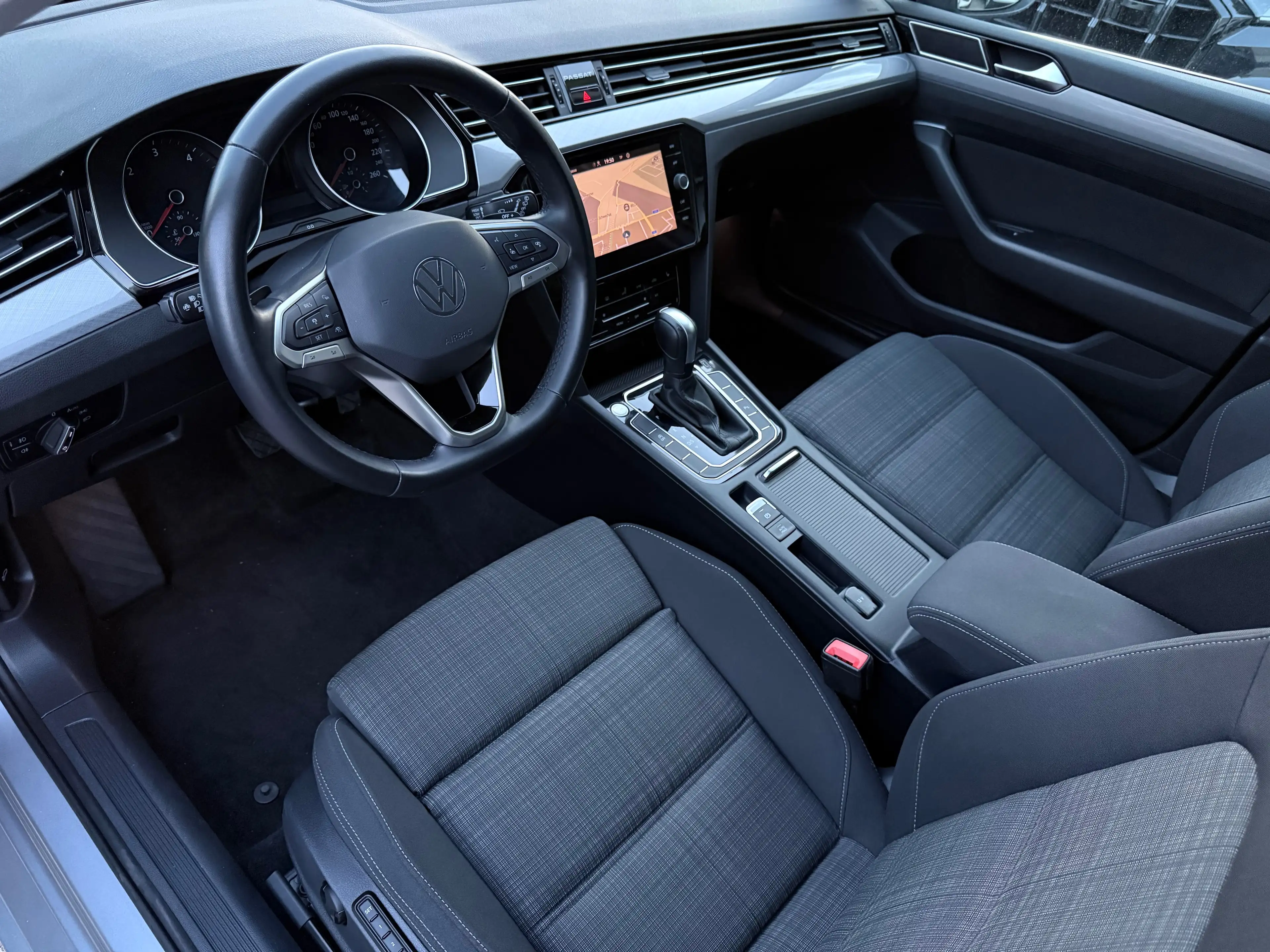 Volkswagen Passat Variant Business 2,0 SCR TDI DSG — photo 10