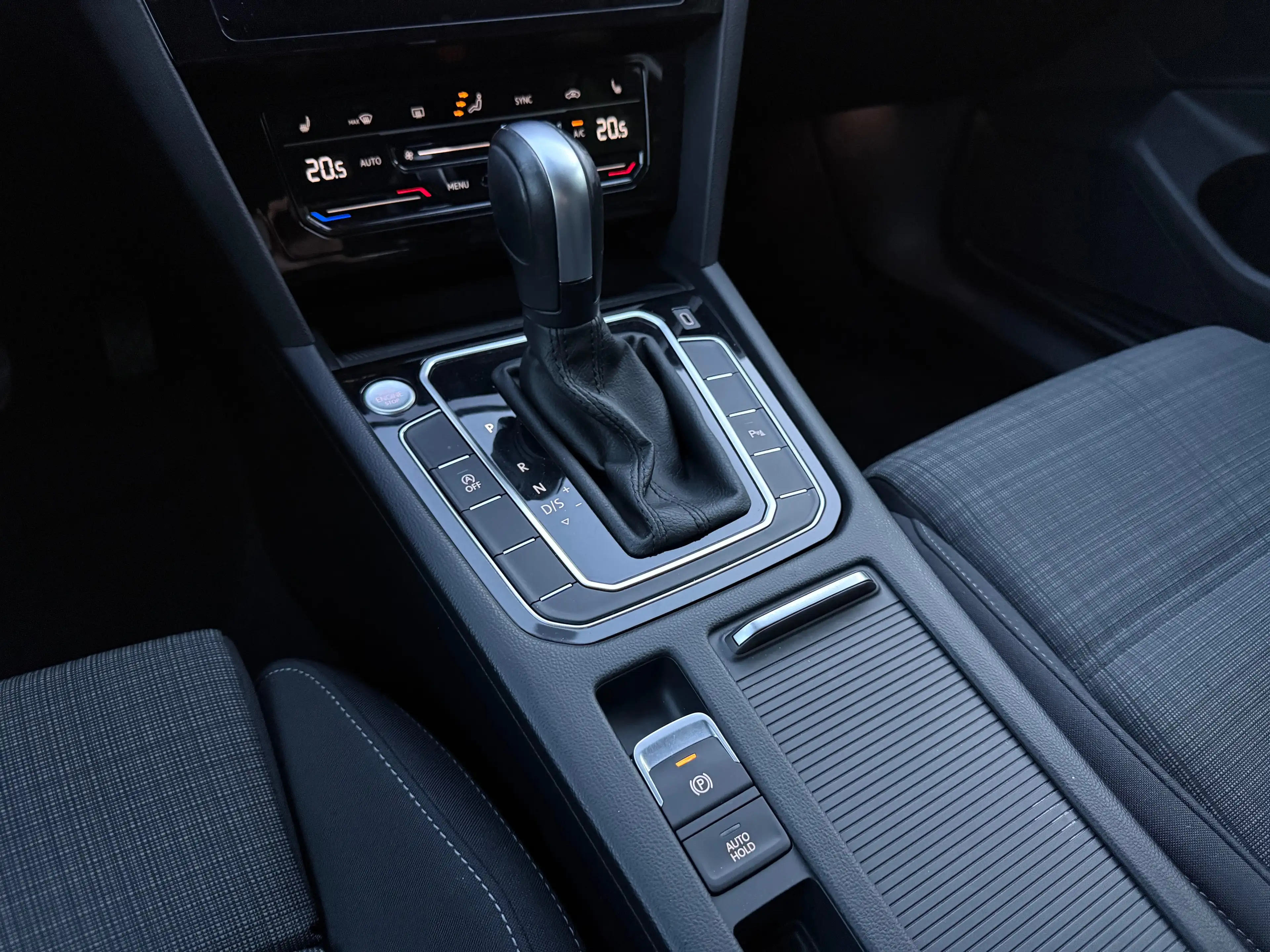 Volkswagen Passat Variant Business 2,0 SCR TDI DSG — photo 15