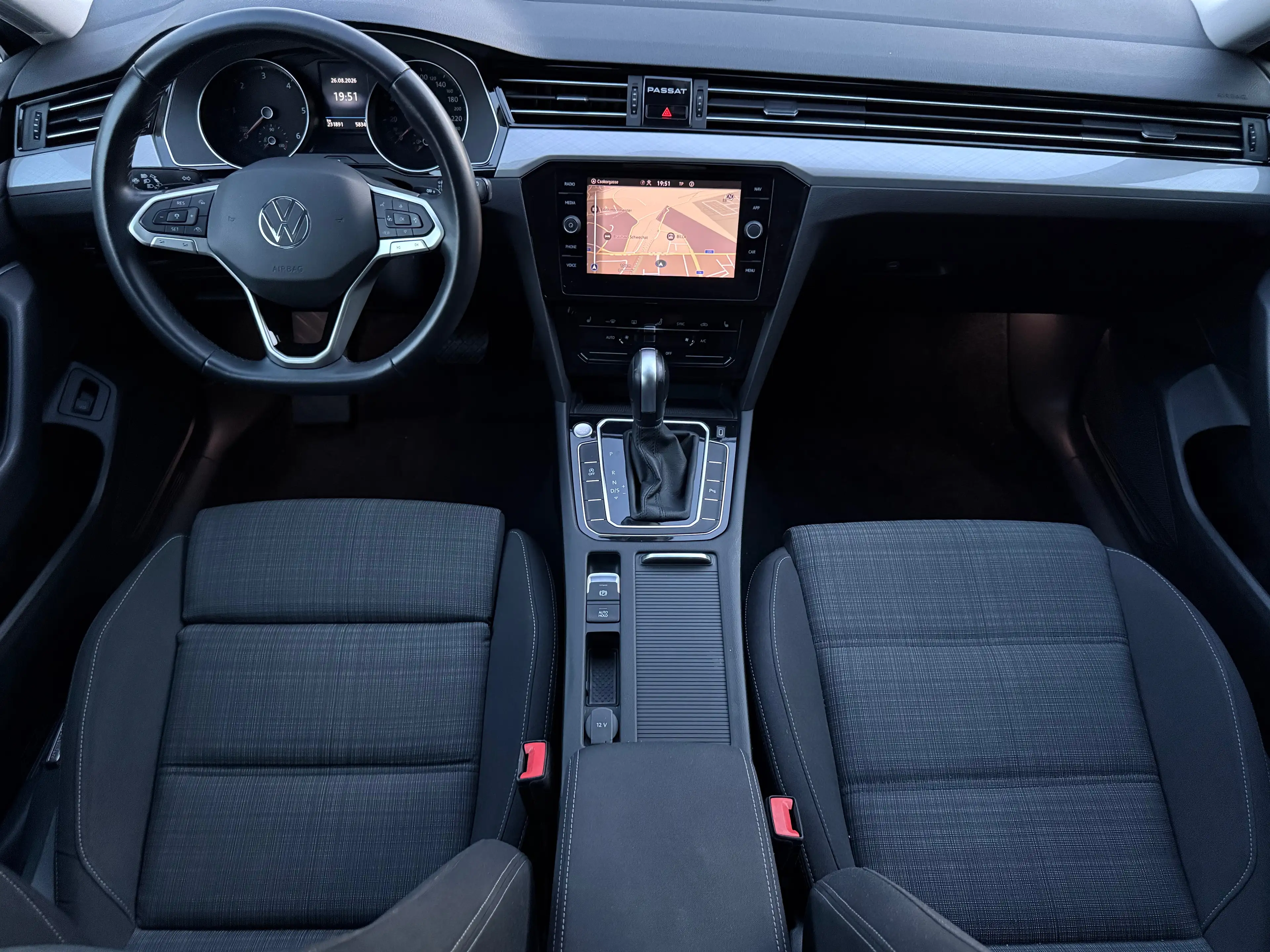 Volkswagen Passat Variant Business 2,0 SCR TDI DSG — photo 9