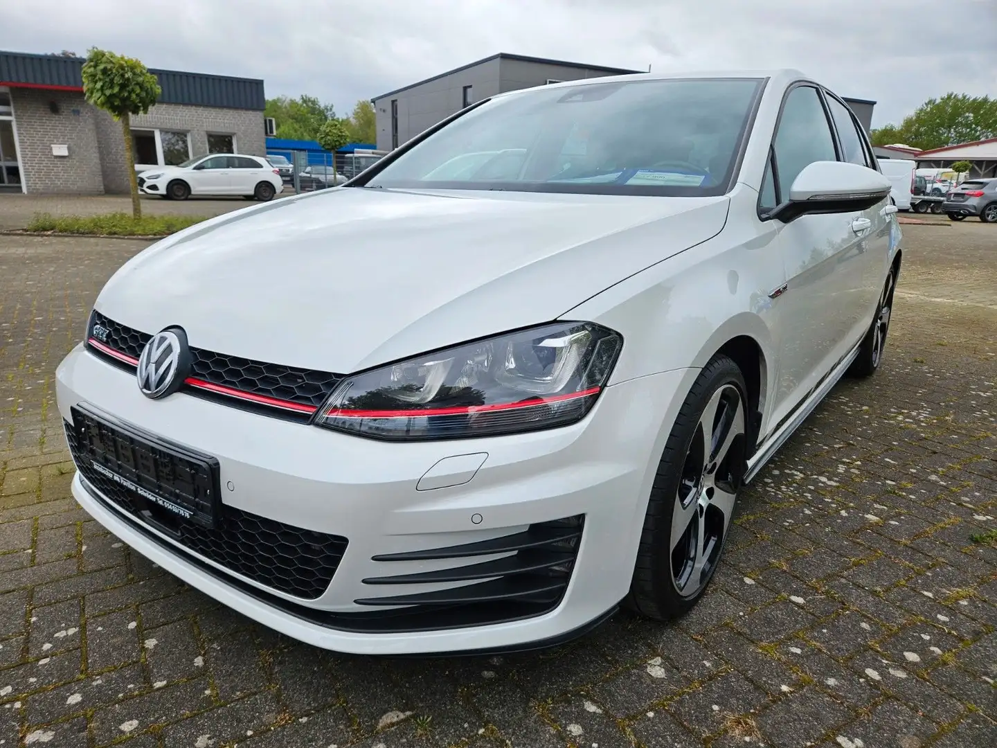 Volkswagen Golf VII Lim. GTI  NAVI PDC STHZ PDC BI-XENON Weiß - 1