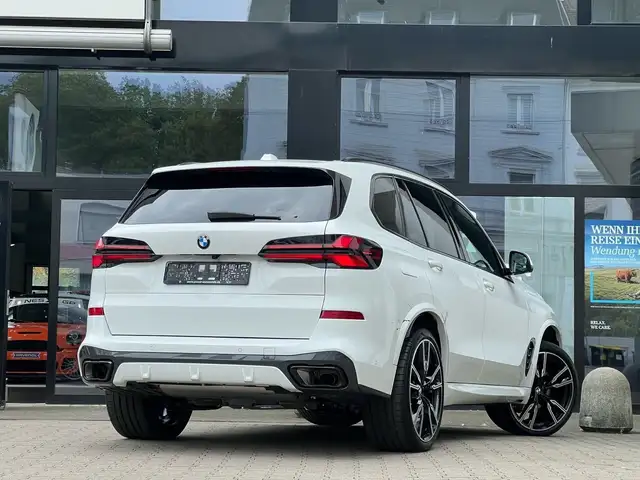 BMW X5 view 2