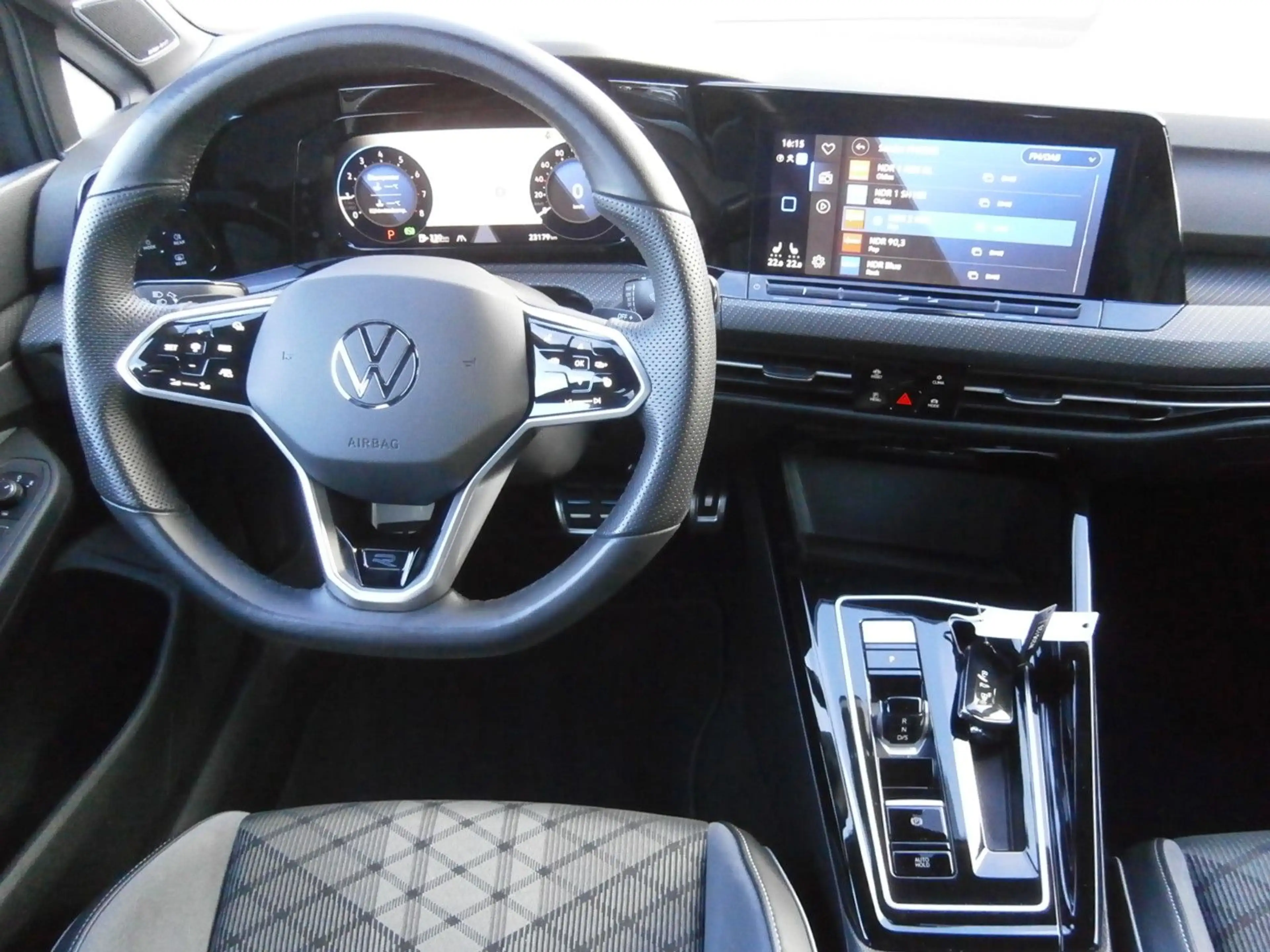 Volkswagen Golf VIII R-Line 1.5 eTSI, DSG — photo 8