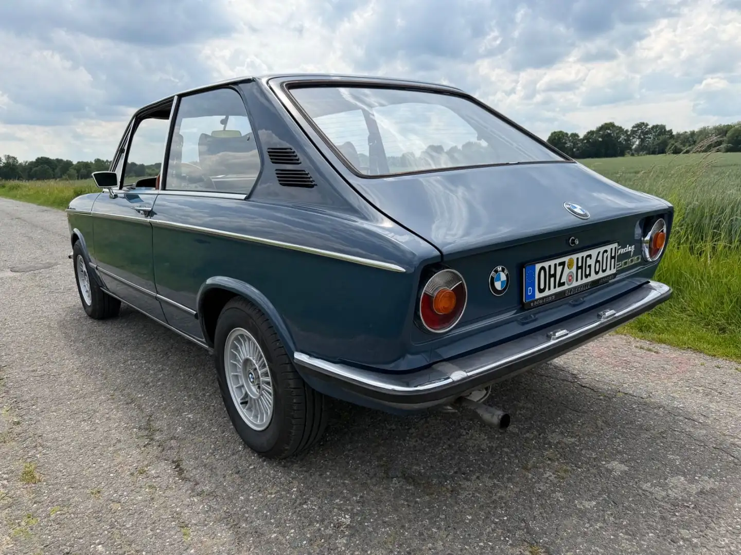 BMW 2002 2000 Touring Oldtimer Blau - 2