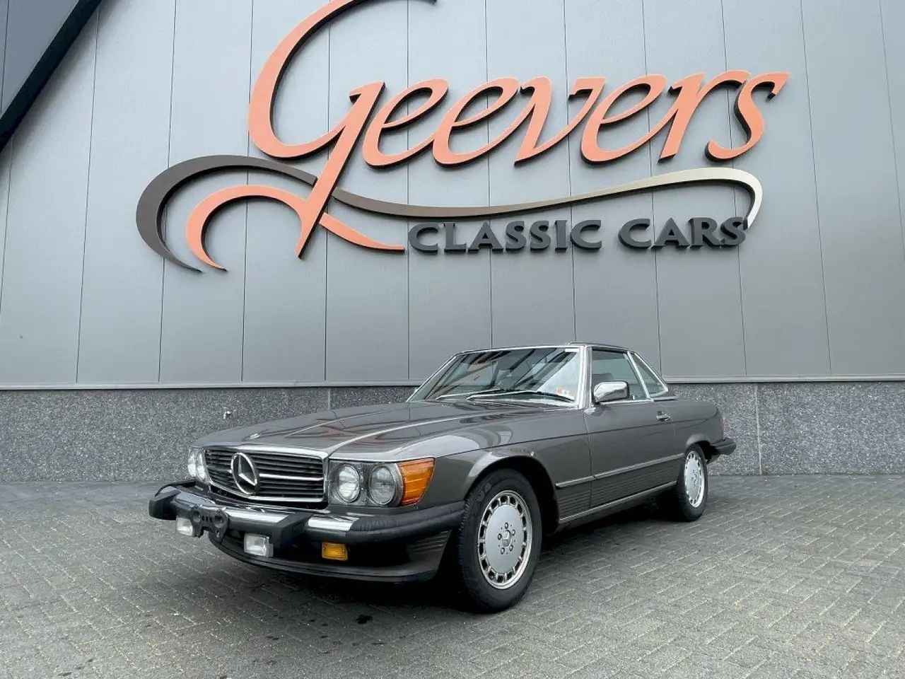 Mercedes-Benz SL 560 W107, foto 1