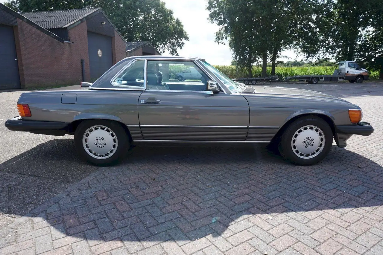Mercedes-Benz SL 560 W107, foto 6