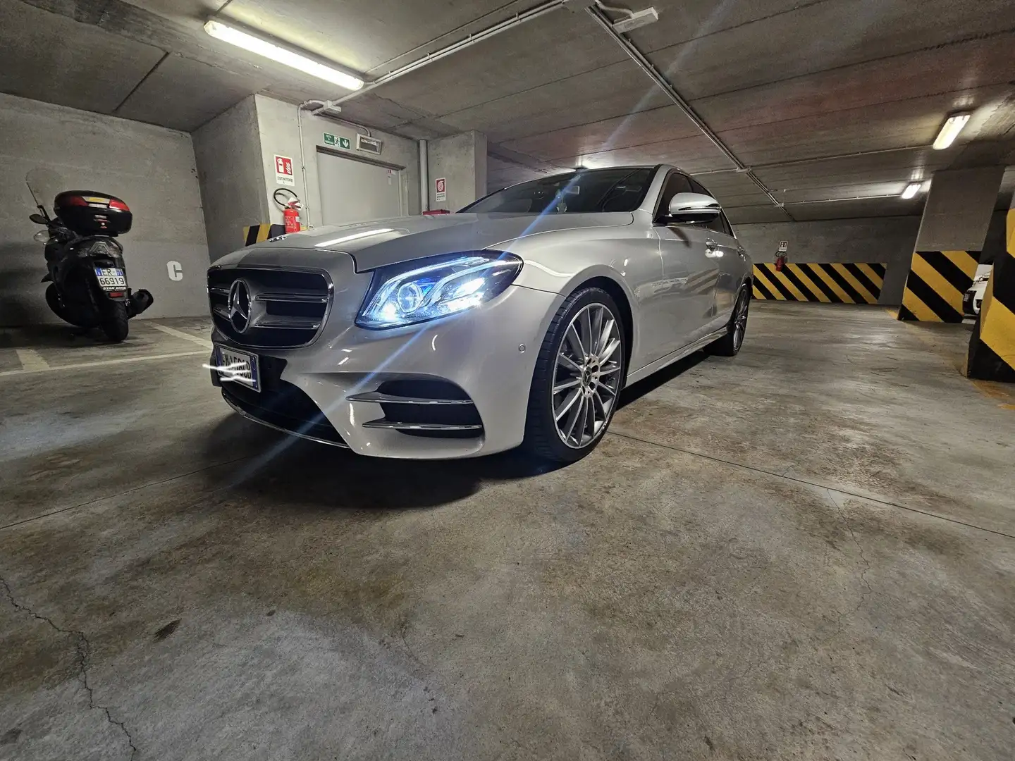Mercedes-Benz E 220 d 4Matic 9G-TRONIC AMG Line - 2