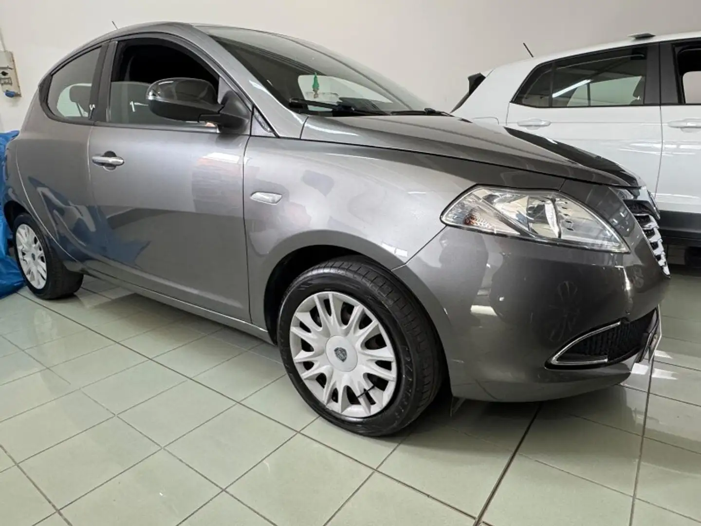 Lancia Ypsilon Ypsilon 1.2 69 CV 5 porte Gold Grigio - 1