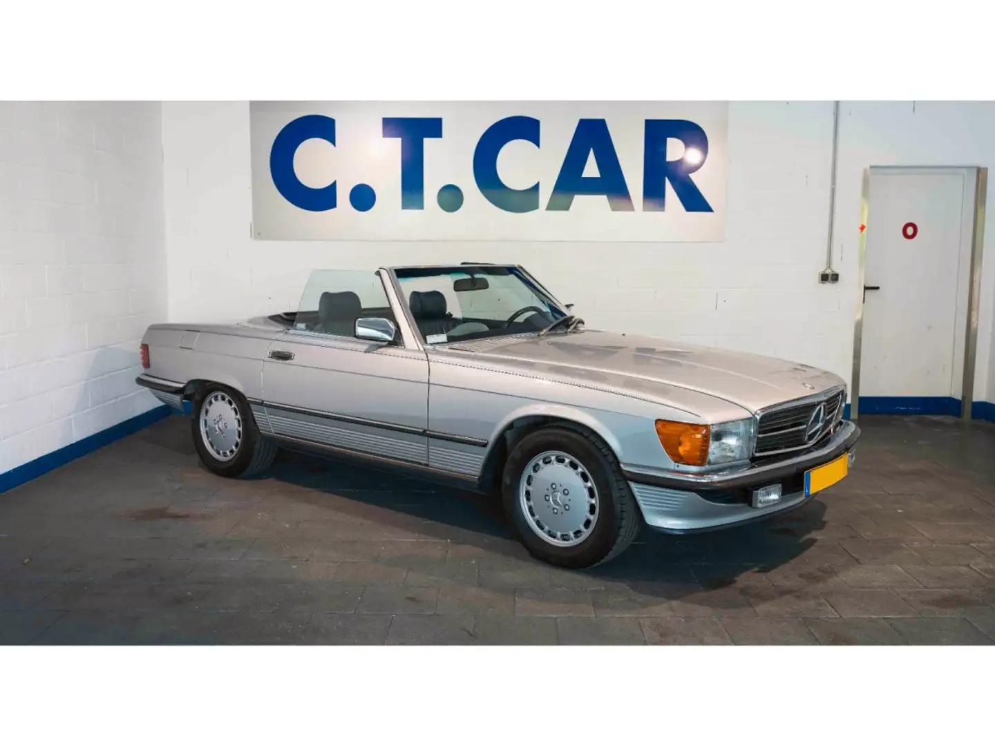 Mercedes-Benz SL 560 Auto. Grey - 2