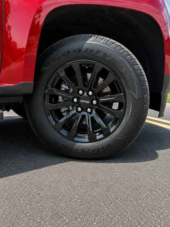 GMC Canyon photo GMC Canyon