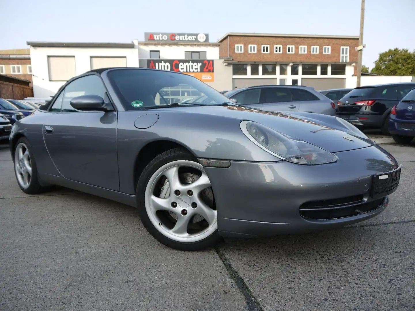 Porsche 996 Carrera 4 Cabriolet/Automatik/Kamera/PDC siva - 1