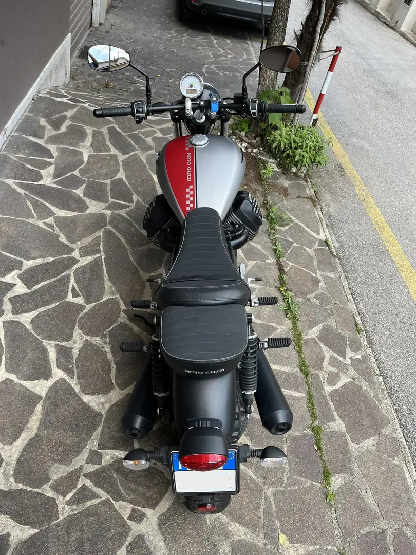 Moto Guzzi V 9 Bobber Argento - 1