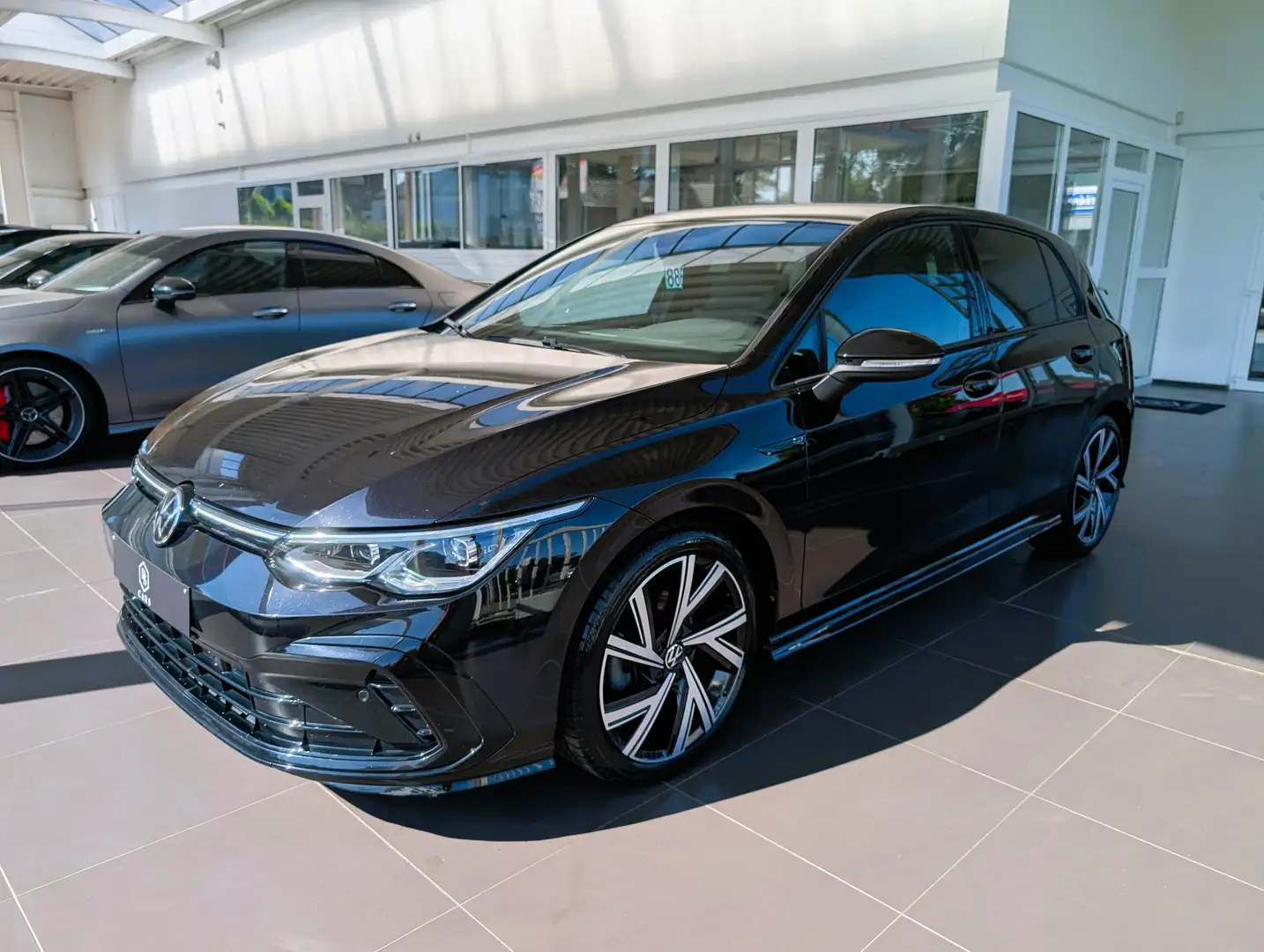 Volkswagen Golf 2.0 TDi *** GARANTIE + R-LINE + LED + COCKPIT *** Zwart - 1