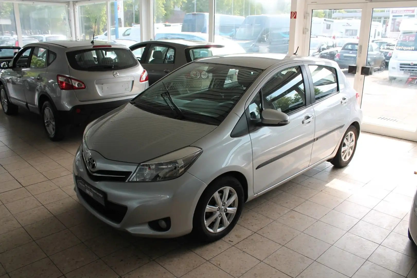 Toyota Yaris Executive Silber - 1