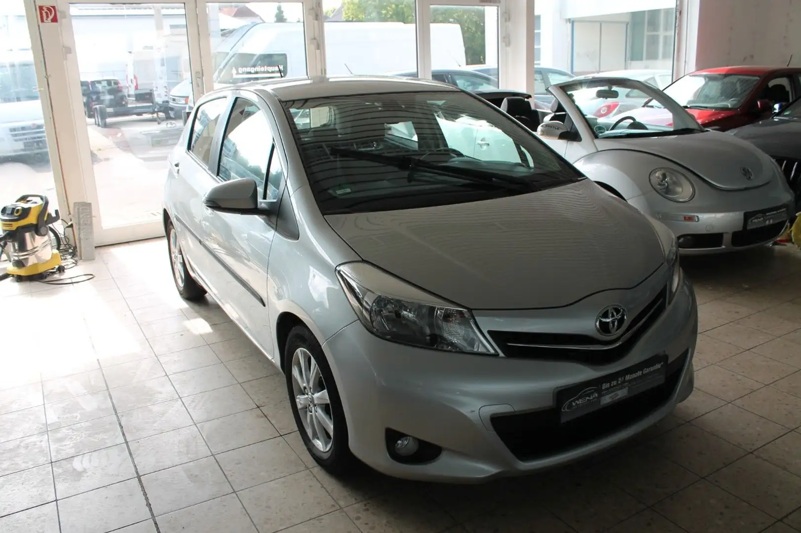 Toyota Yaris Executive Silber - 2