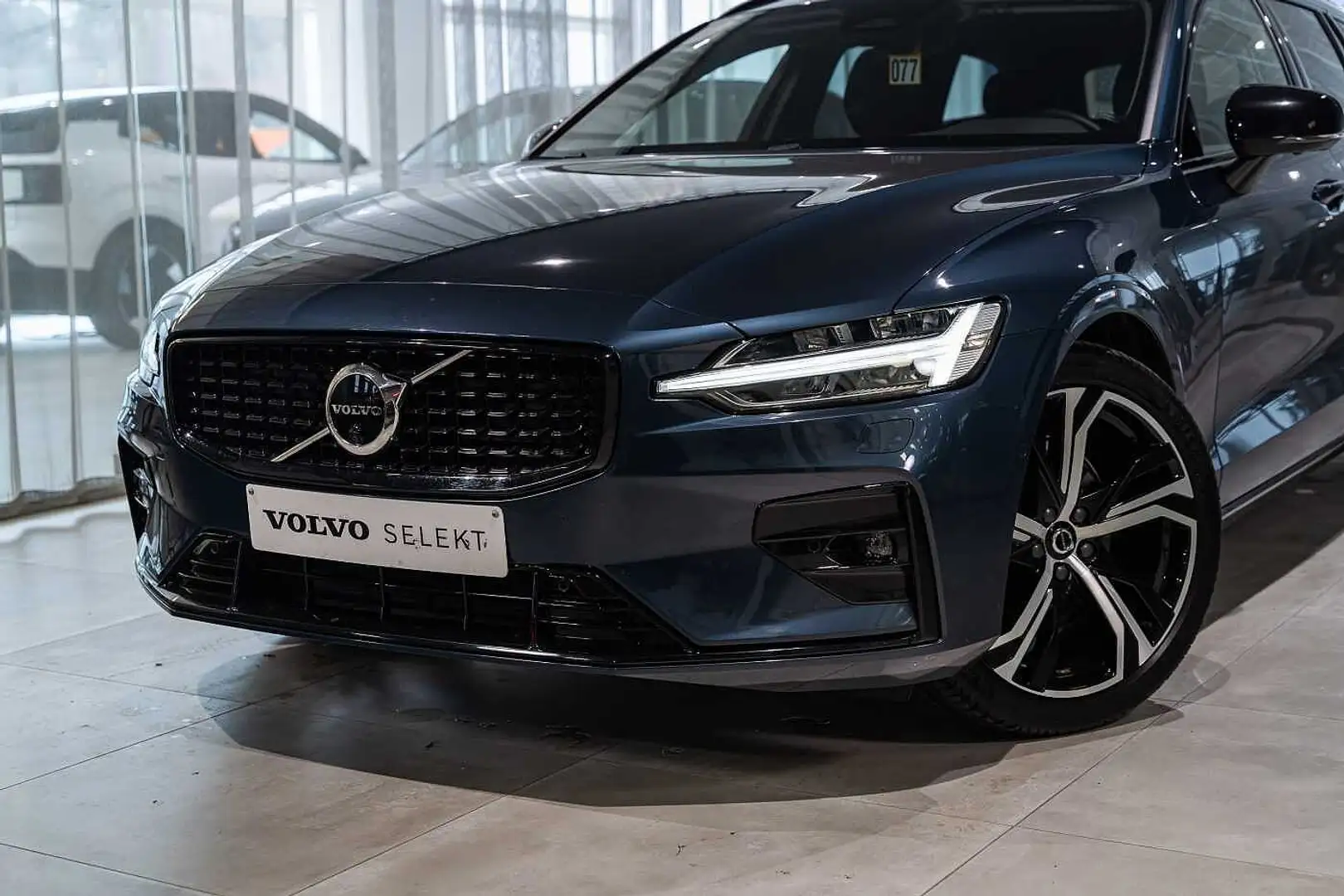 Volvo V60 II Plus, B4 mildhybrid, Diesel, Dark Azul - 2