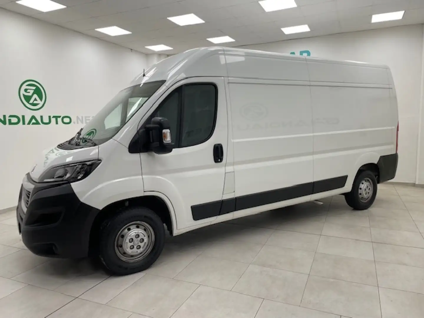 Peugeot Boxer III 335 2019 -  335 2.2 bluehdi 140cv S&S L3H2 Af Белый - 2