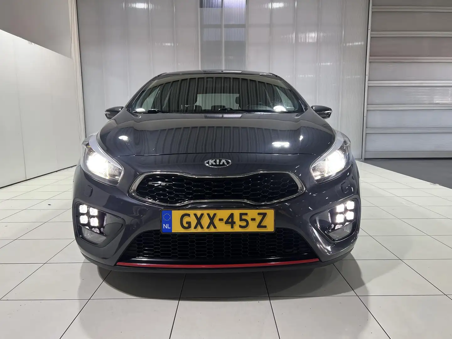 Kia Ceed / cee'd 1.6 T-GDi GT 204 PK, 19 inch, Navigatie, Camera. Grijs - 2