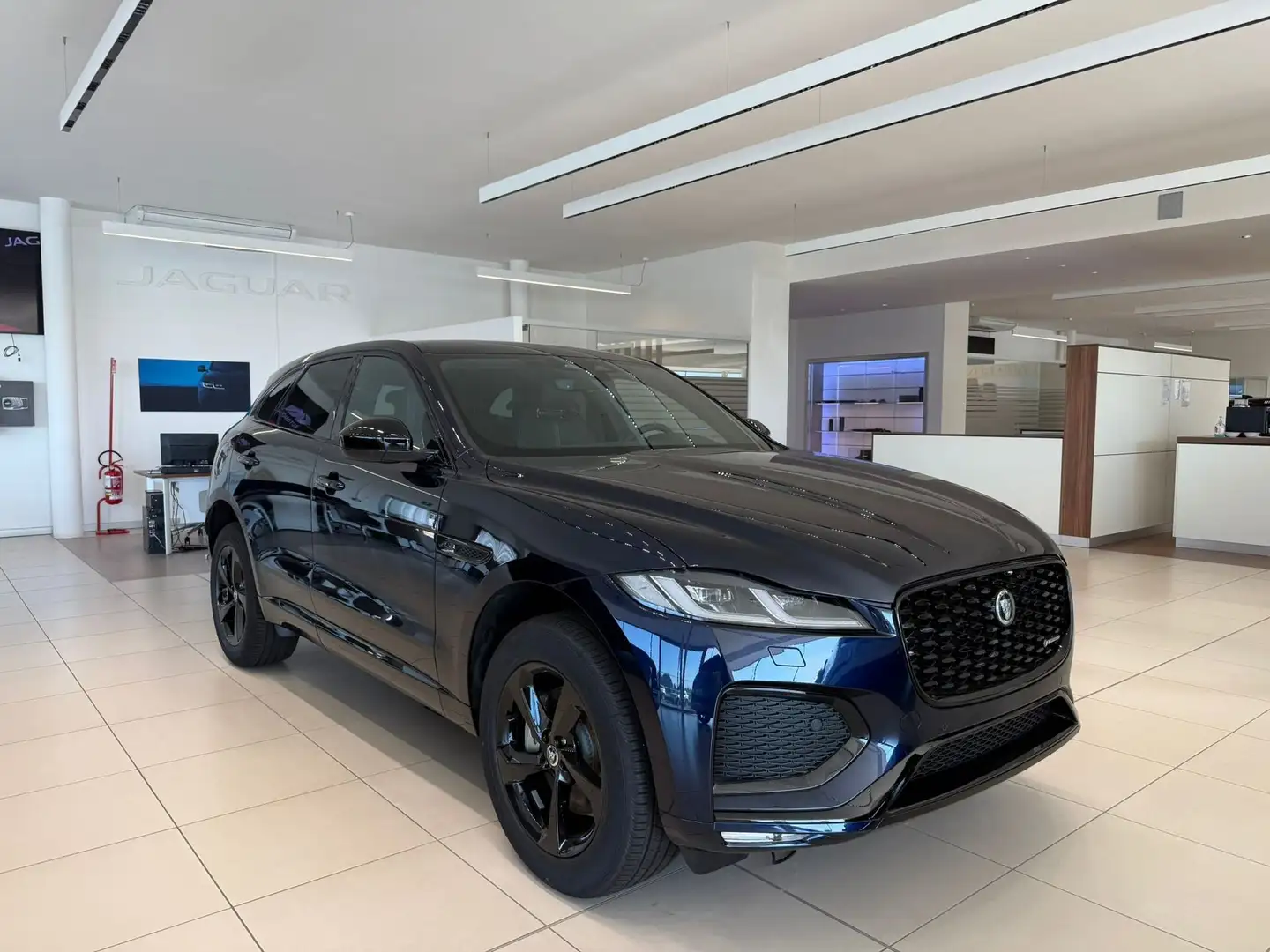 Jaguar F-Pace 2.0D 163CV AWD R-Dynamic S Modrá - 1