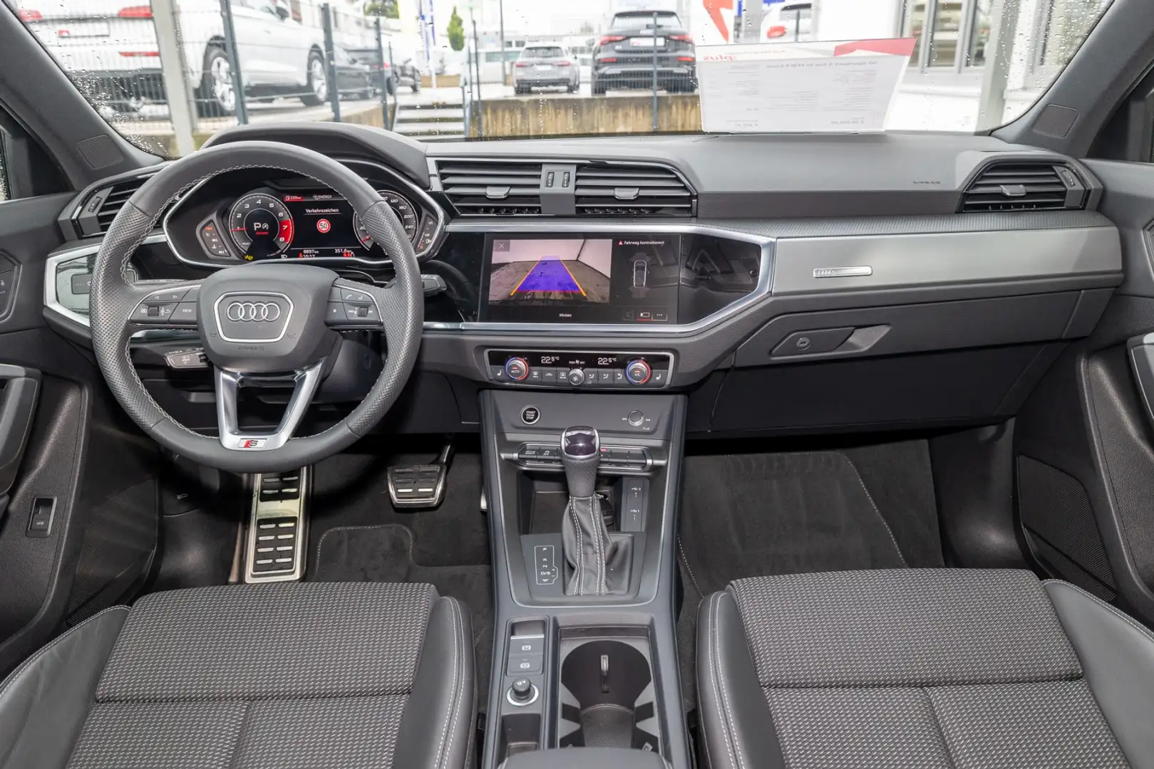 Audi Q3 Sportback S line 35 TFSI S tr.(AHK,sound,RFK,LE Schwarz - 2