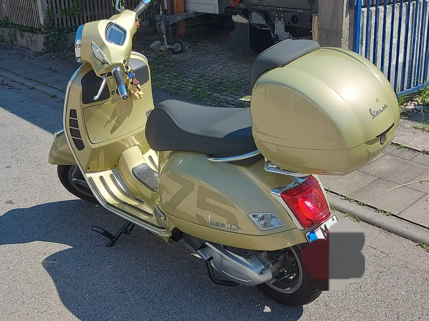 Vespa GTS Super 300 Edition 75 Jahre Gold - 2