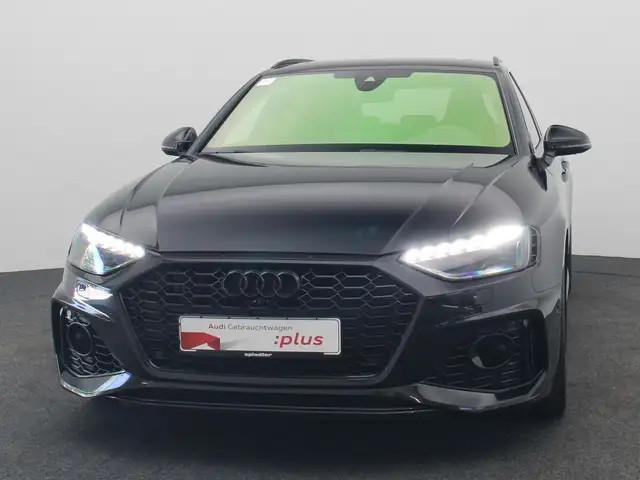 Audi RS4 view 3
