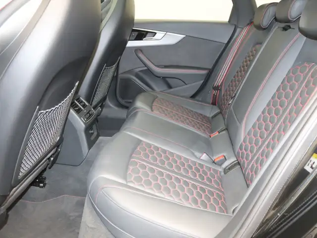 Audi RS4 view 13