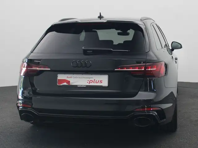 Audi RS4 view 6