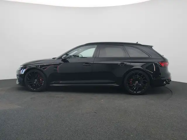 Audi RS4 view 4