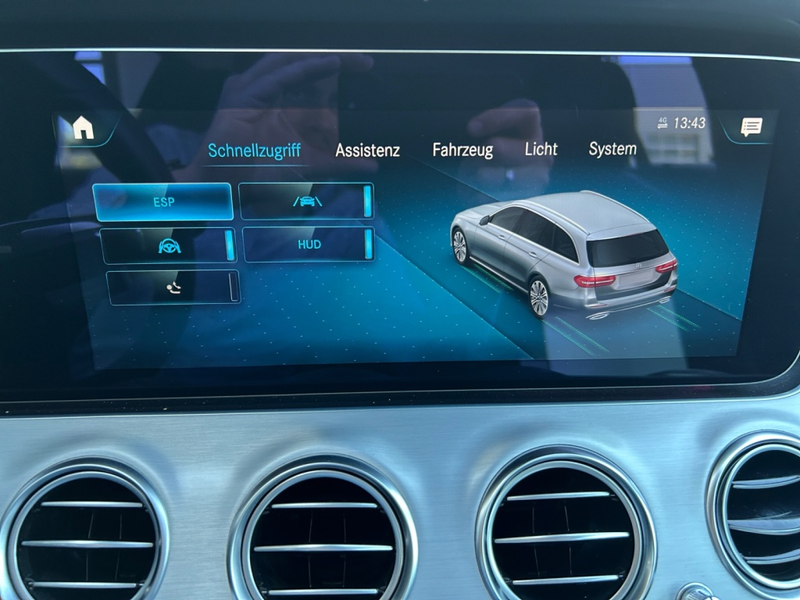 Mercedes-Benz E 220 d T Avantgarde/LED/HUD/Distronic/360°K/ — photo 10