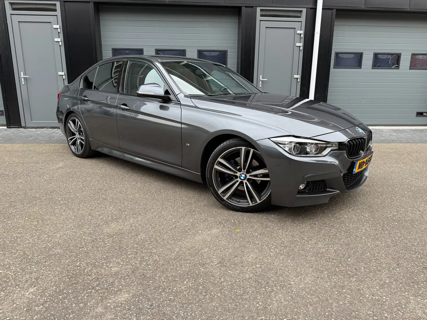 BMW 330 330e Cent.Hi.Ex. 252pk M Pakket Pano, PDC, Leer Grigio - 1