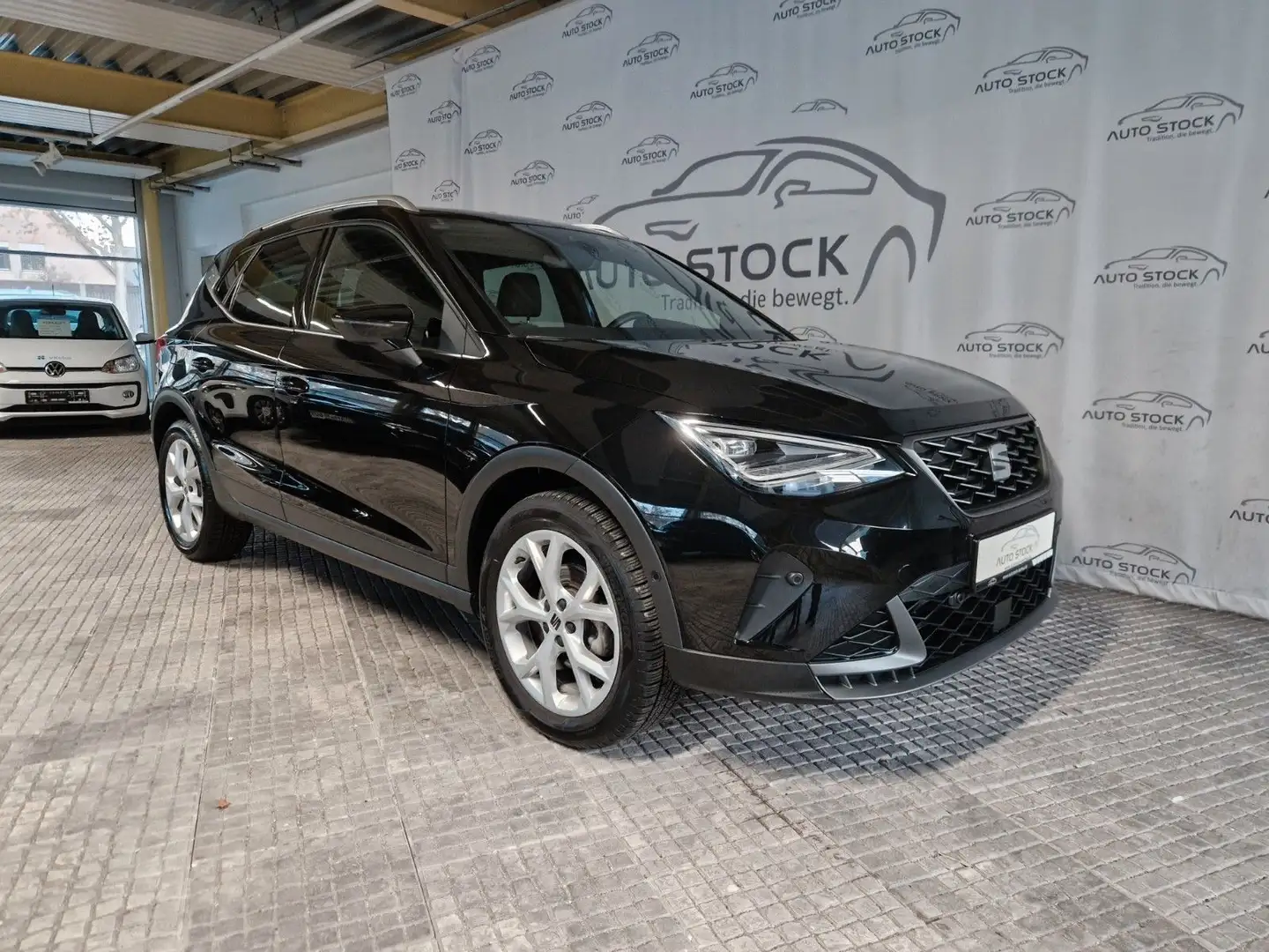 SEAT Arona FR 1.0 TSI DSG Navi LED PDC Sitzheizung Schwarz - 1