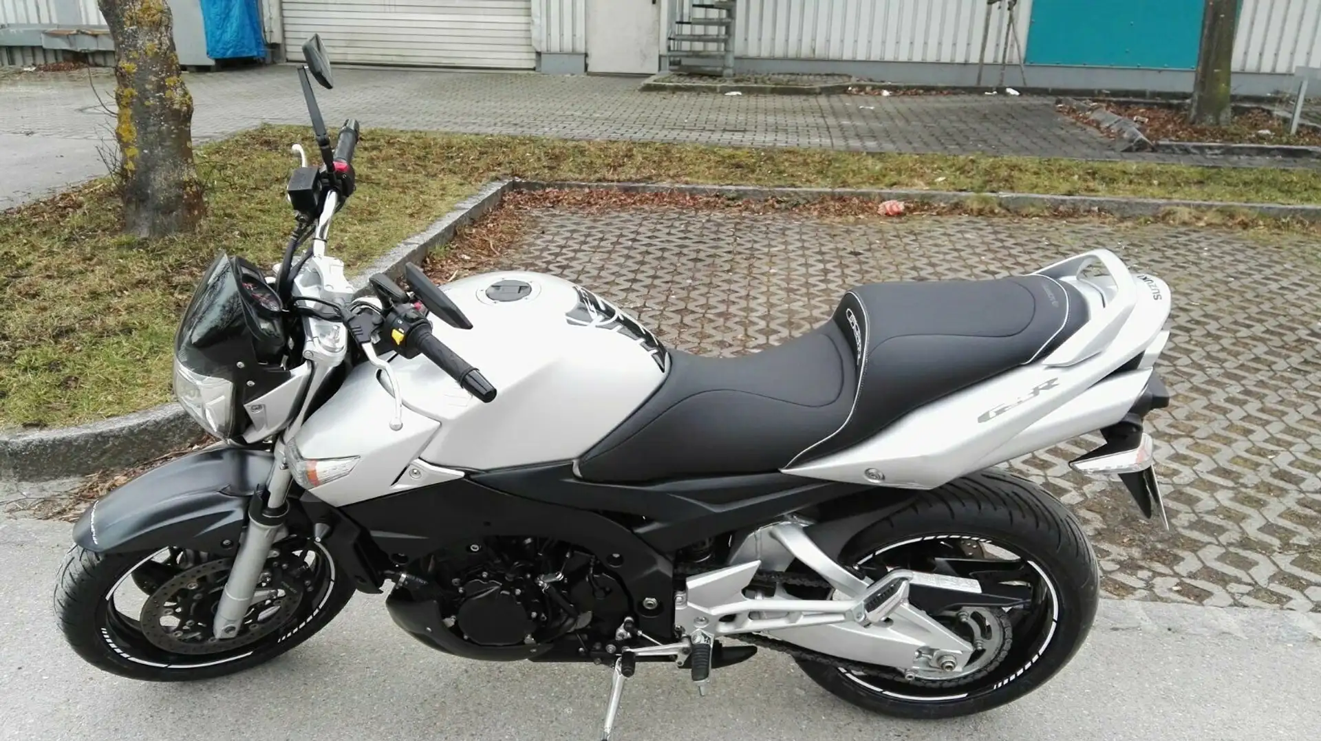 Suzuki GSR 600 Weiß - 2