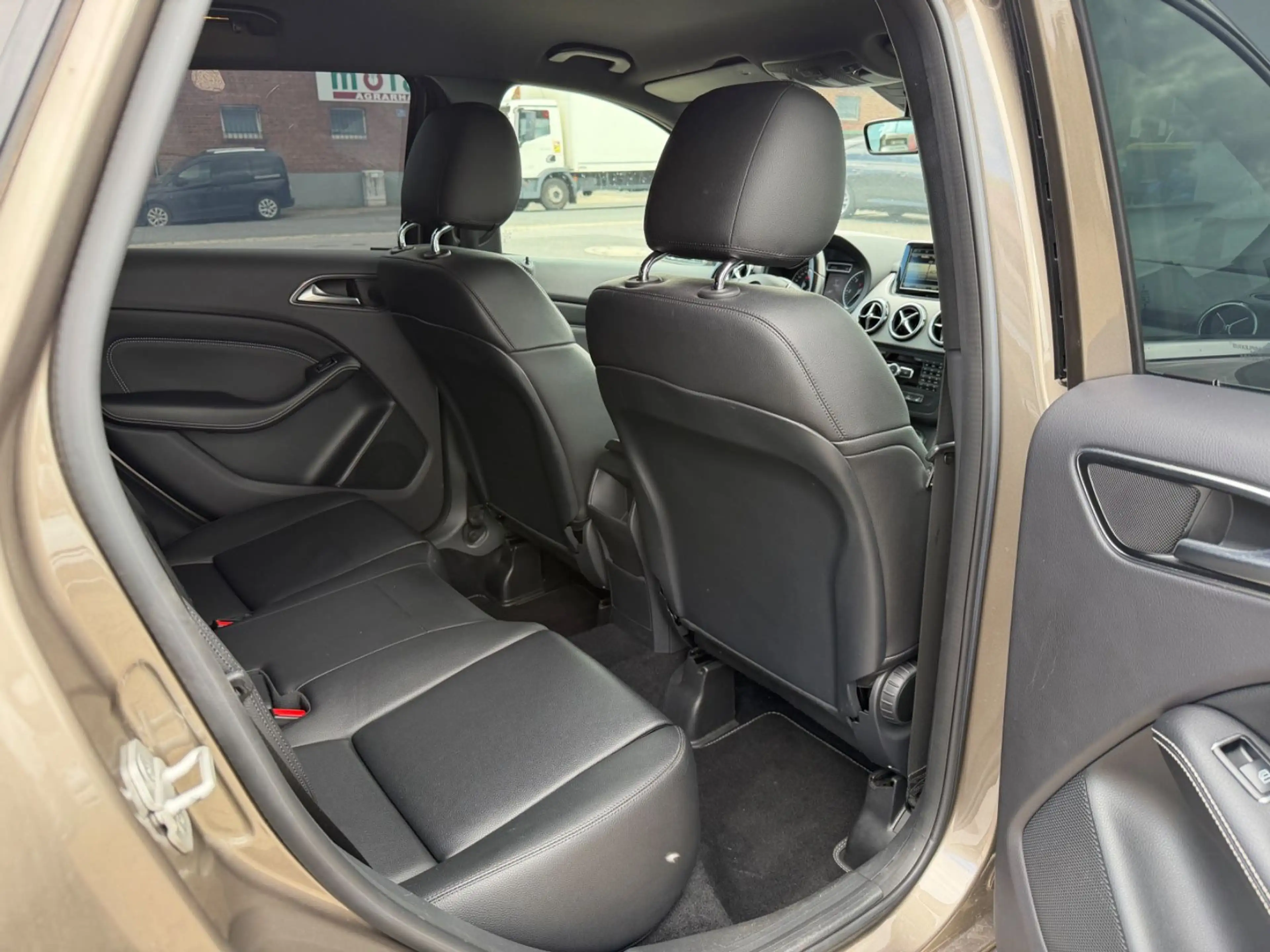 Mercedes-Benz B 180 CDI ILS NAVI LEDER SITZHZG TOTWINKEL PDC — photo 8