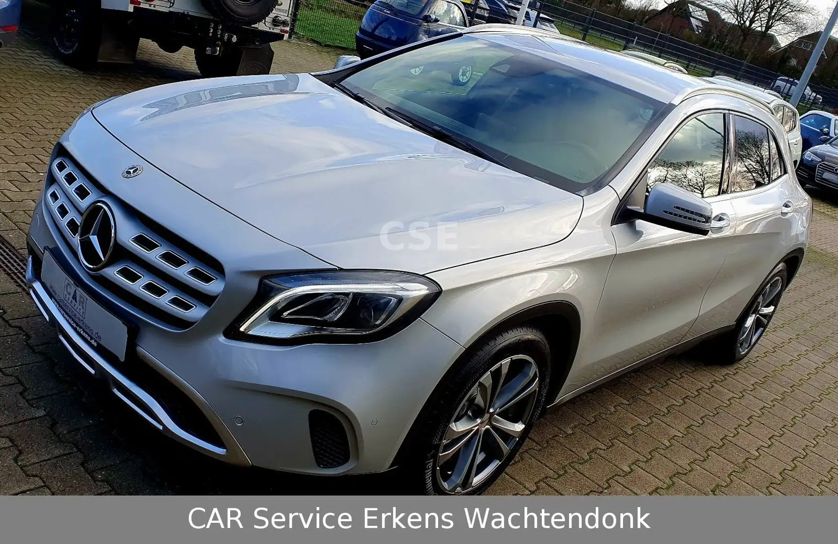Mercedes-Benz GLA 180 GLA -Klasse AHK 180 Navi LED Performance Zilver - 1