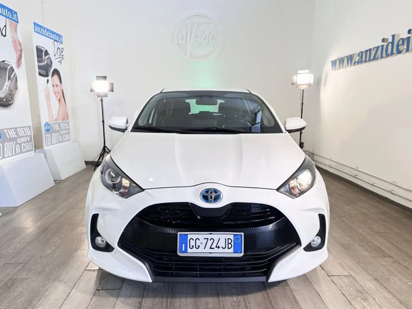 Toyota Yaris 1.5 Hybrid 5 porte Business Bianco - 2