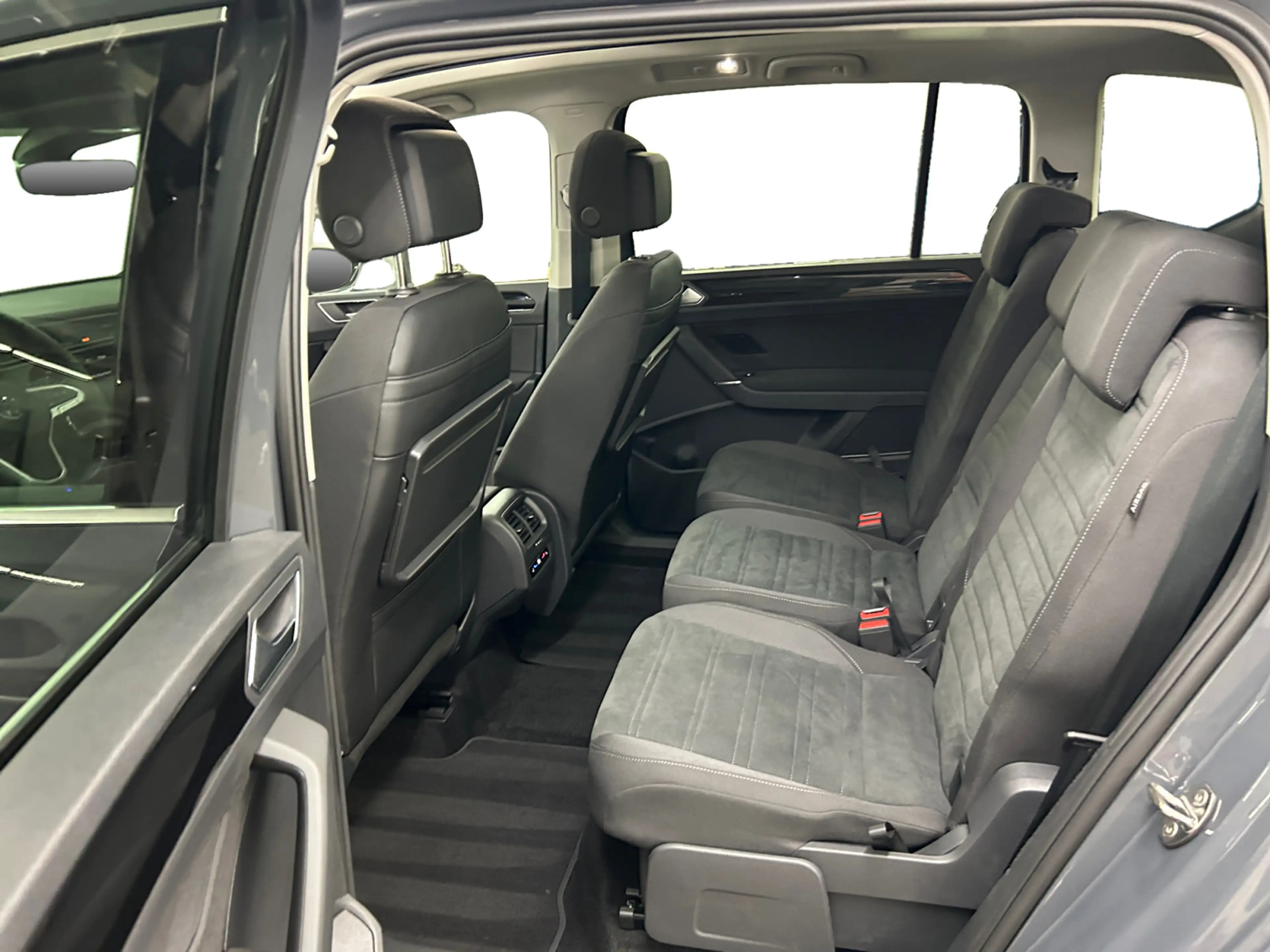 Volkswagen Touran 1.5TSI DSG Highline AHK Pano LED Navi Cam — photo 13