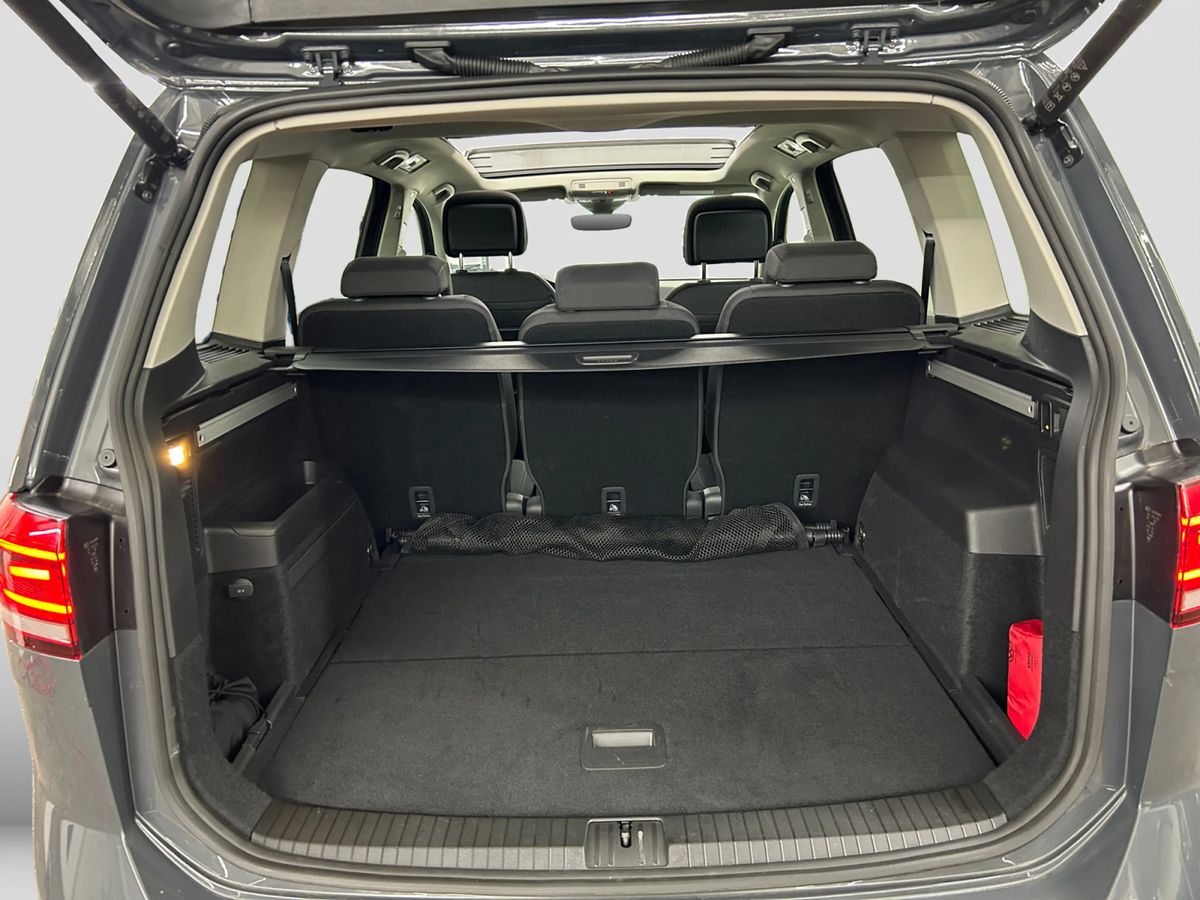 Volkswagen Touran 1.5TSI DSG Highline AHK Pano LED Navi Cam — photo 14