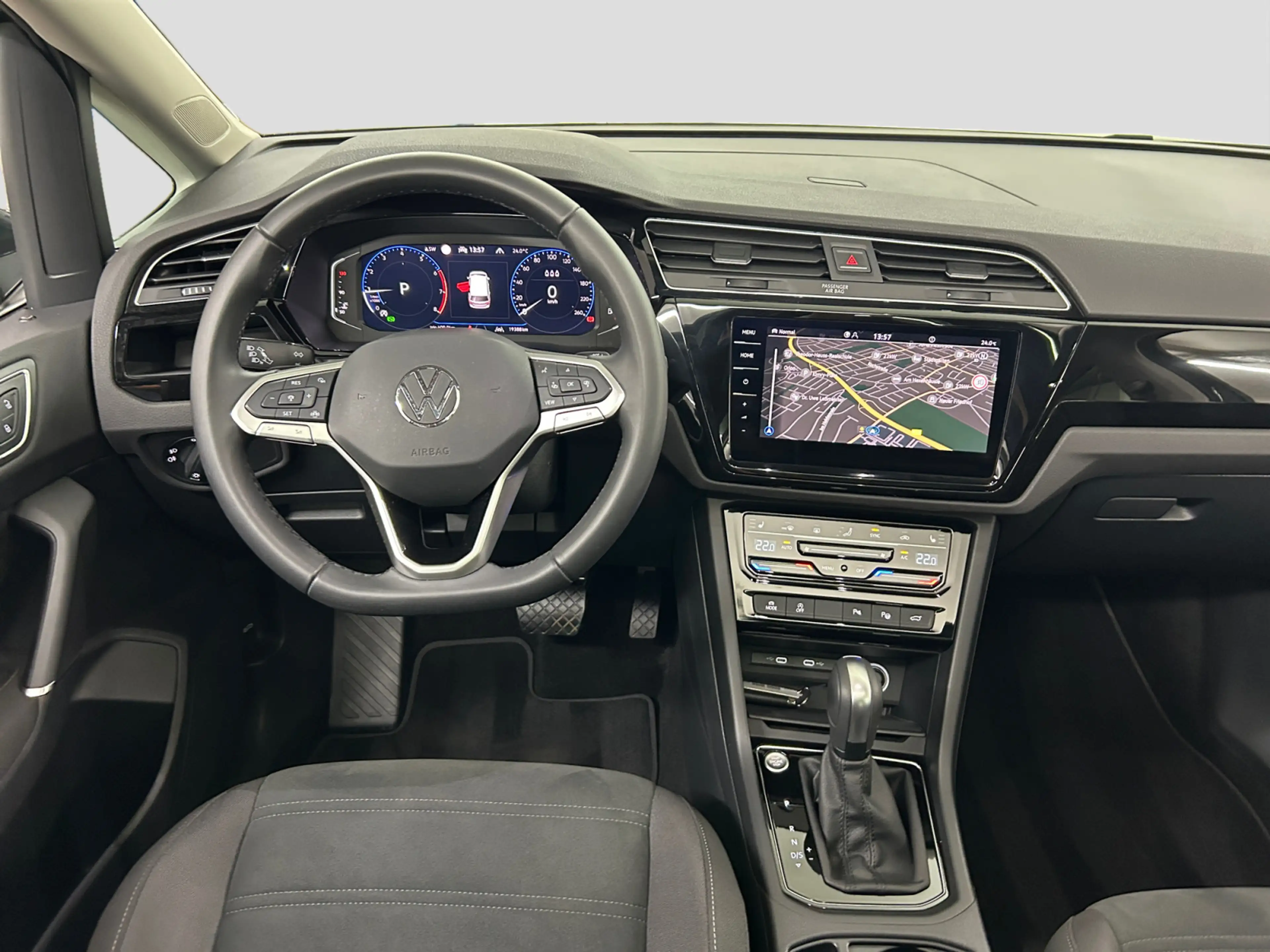 Volkswagen Touran 1.5TSI DSG Highline AHK Pano LED Navi Cam — photo 8