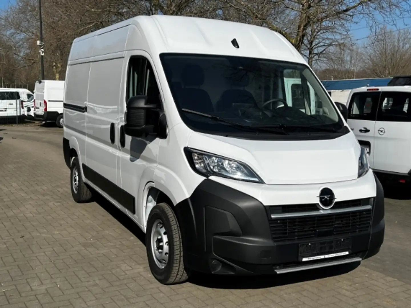 Opel Movano Cargo 3,5t L2H2 2.2 BlueHDi 140 PS Weiß - 1