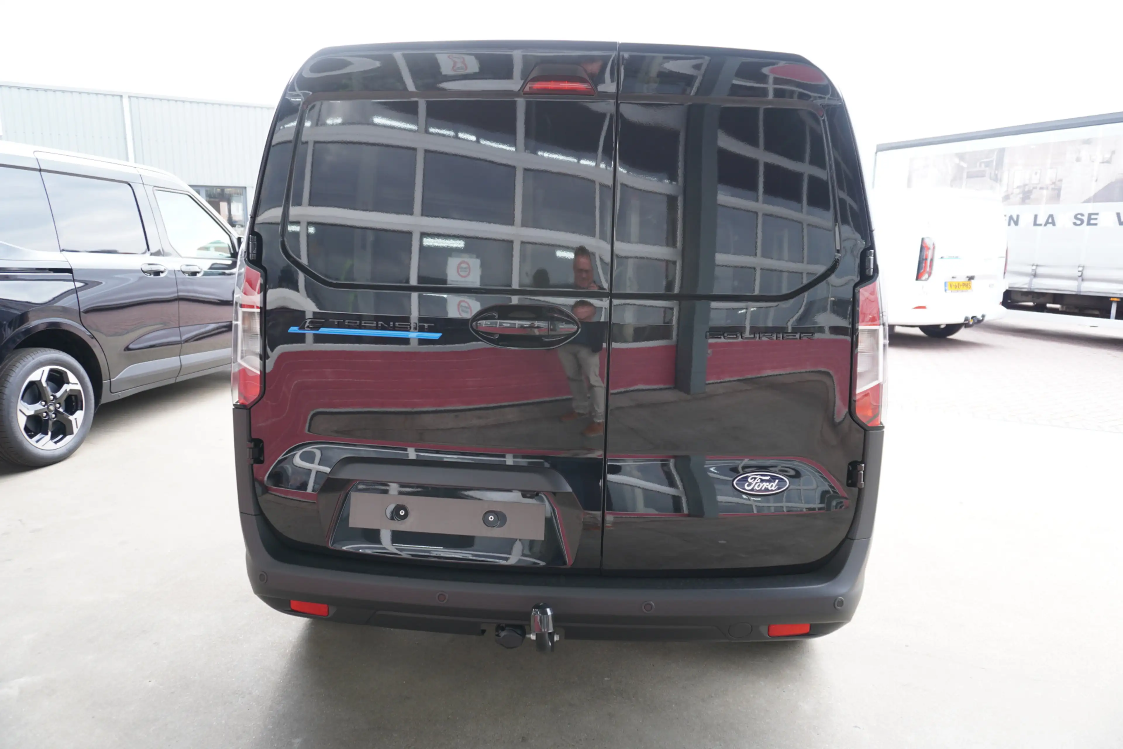 Ford Transit Courier E-Transit Limited 44 kWh 136PK Automaat Airco | Cr — photo 6