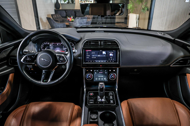 Jaguar XE 2.0 P250 R-Dynamic HSE NAVI LEER CAMERA CARPLAY. — photo 2