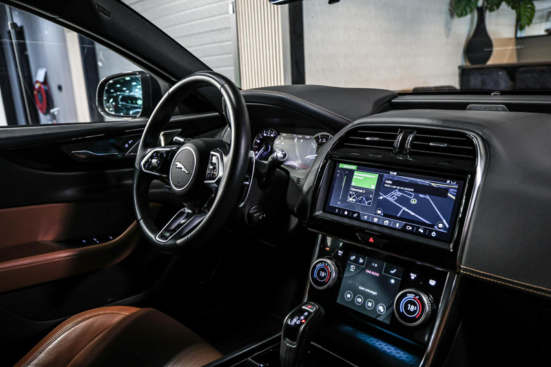 Jaguar XE 2.0 P250 R-Dynamic HSE NAVI LEER CAMERA CARPLAY. — photo 24