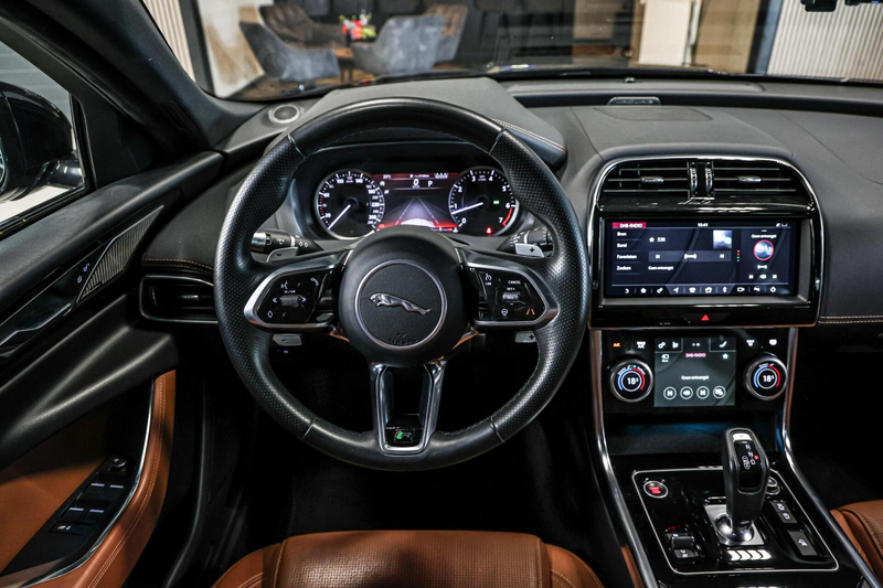 Jaguar XE 2.0 P250 R-Dynamic HSE NAVI LEER CAMERA CARPLAY. — photo 23