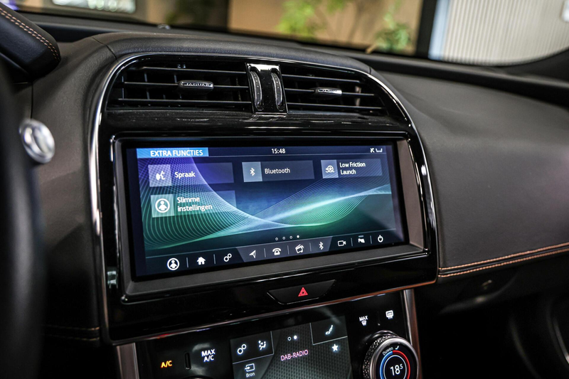 Jaguar XE 2.0 P250 R-Dynamic HSE NAVI LEER CAMERA CARPLAY. — photo 35